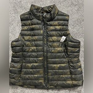NWT size XXL Old Navy black and green camo active puffer vest